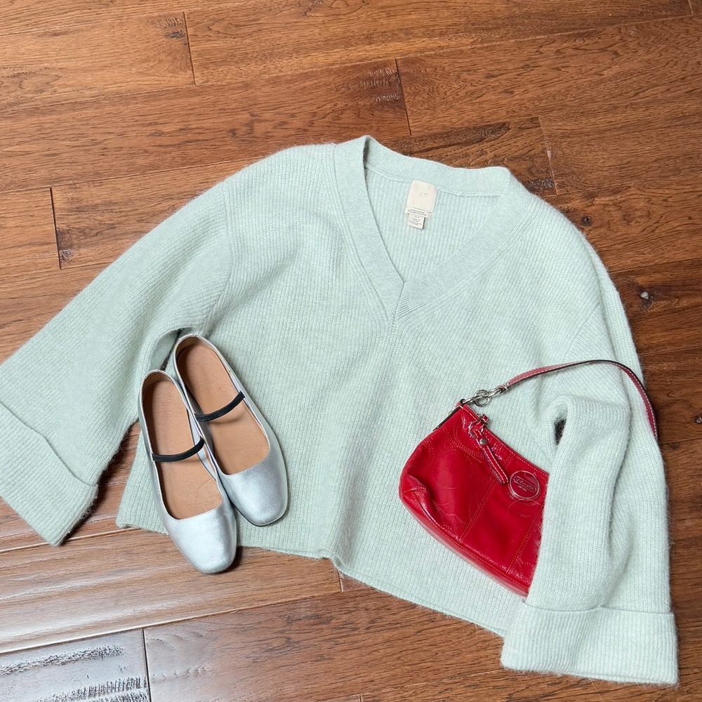 Cozy light Saige alpaca blend V-neck sweater with a relaxed fit by H&M size M - Picture 2 of 9
